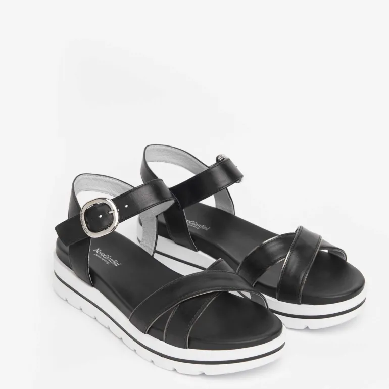 Sandalo con zeppa bianca e cinturini incrociati