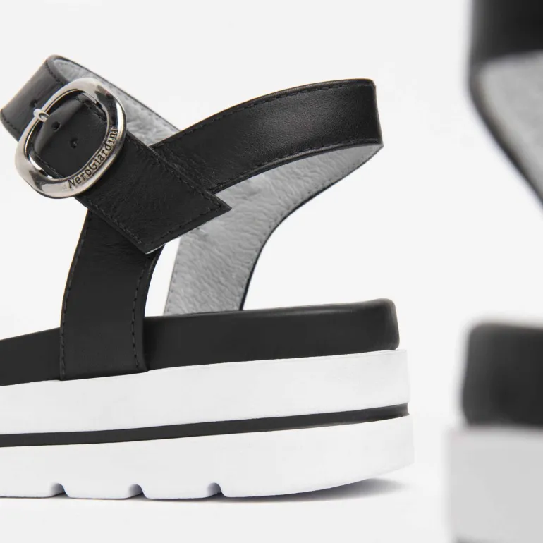 Sandalo con zeppa bianca e cinturini incrociati