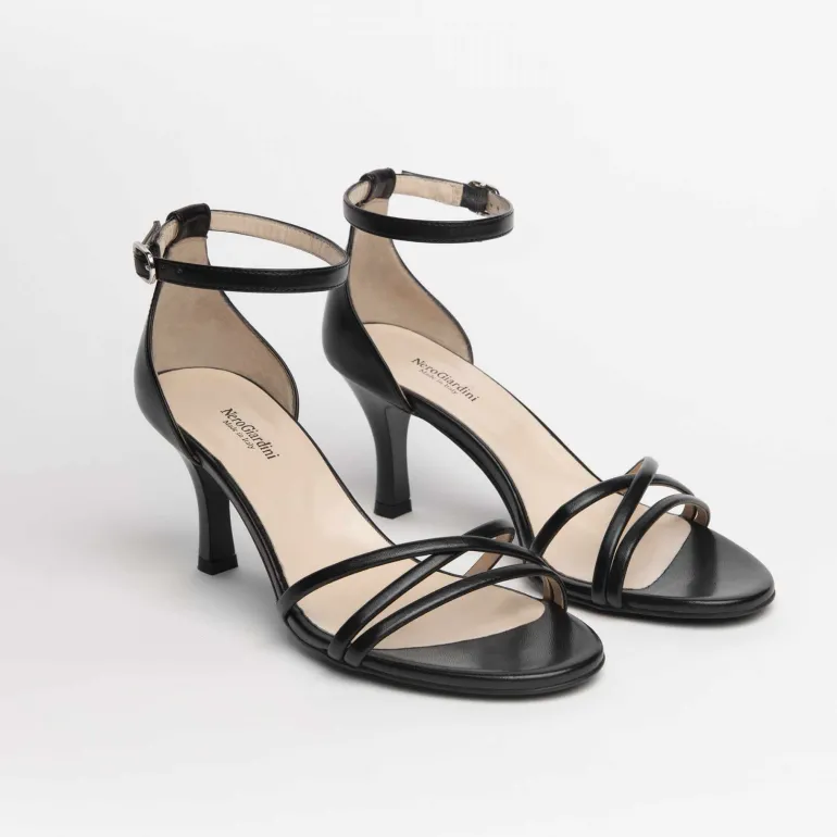 Sandalo donna con cinturini incrociati e tallone chiuso