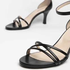 Sandalo donna con cinturini incrociati e tallone chiuso