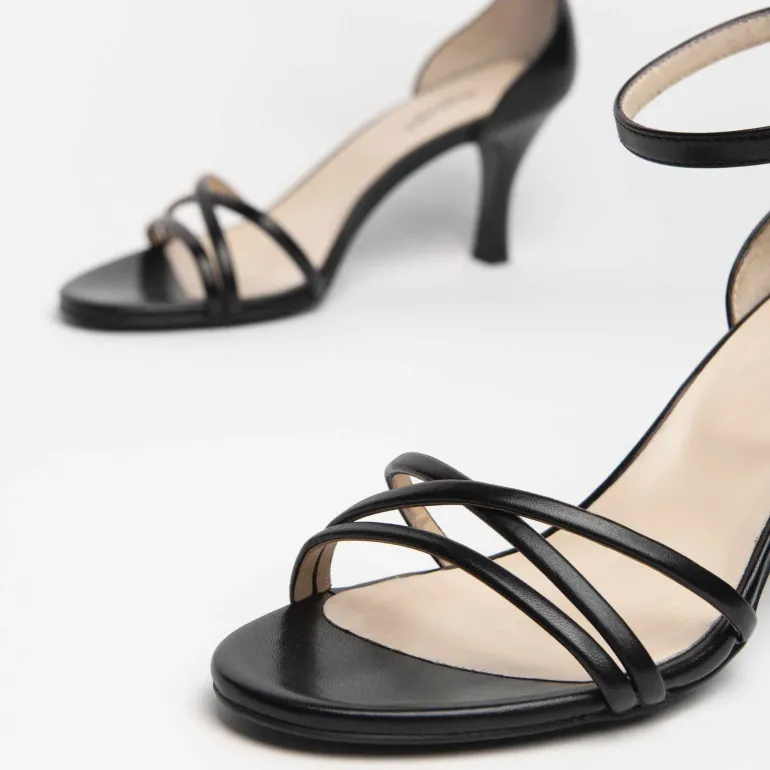 Sandalo donna con cinturini incrociati e tallone chiuso