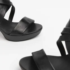 Sandalo donna in pelle nero con cinturini incrociati