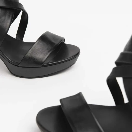 Sandalo donna in pelle nero con cinturini incrociati