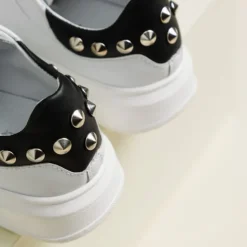 Sneakers Bianca Con Lacci e Con Borchie