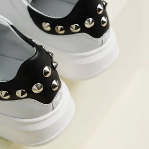 Sneakers Bianca Con Lacci e Con Borchie