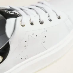 Sneakers Bianca Con Lacci e Con Borchie