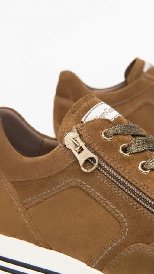 Sneakers donna  in camoscio con lacci  e cerniera laterale